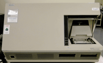 Imagen: El sistema de detección por secuencia, Prism 7700, diseñado para las pruebas de PCR en tiempo real (Fotografía cortesía de Applied Biosystems).